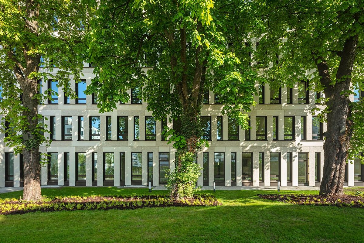 Reiterstaffel Offices - Gartenbereich des modernen Bürogebäudes in Köln Marienburg