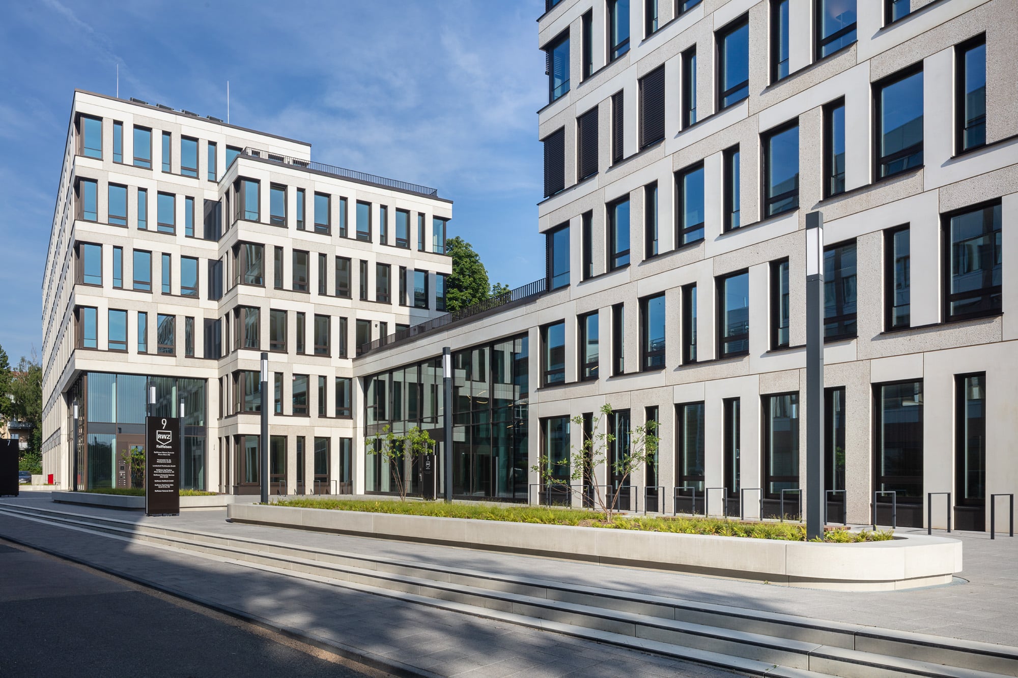 Eingangsbereich mit viel Fläche und moderner Gestaltung in den Reiterstaffel Offices Köln-Marienburg