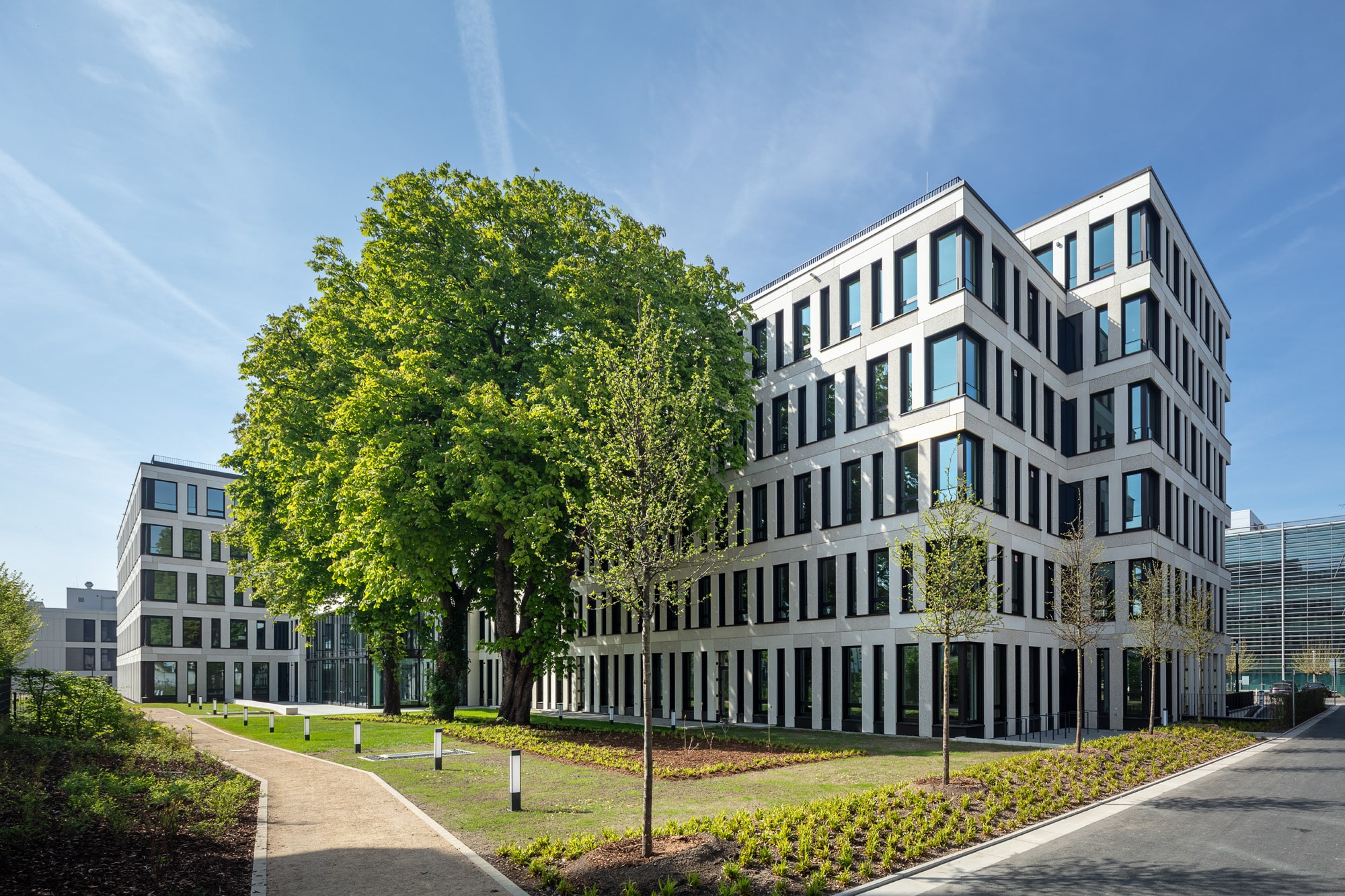 Moderne Bürofassade der Reiterstaffel Offices in Köln mit Grünflächen im Außenbereich