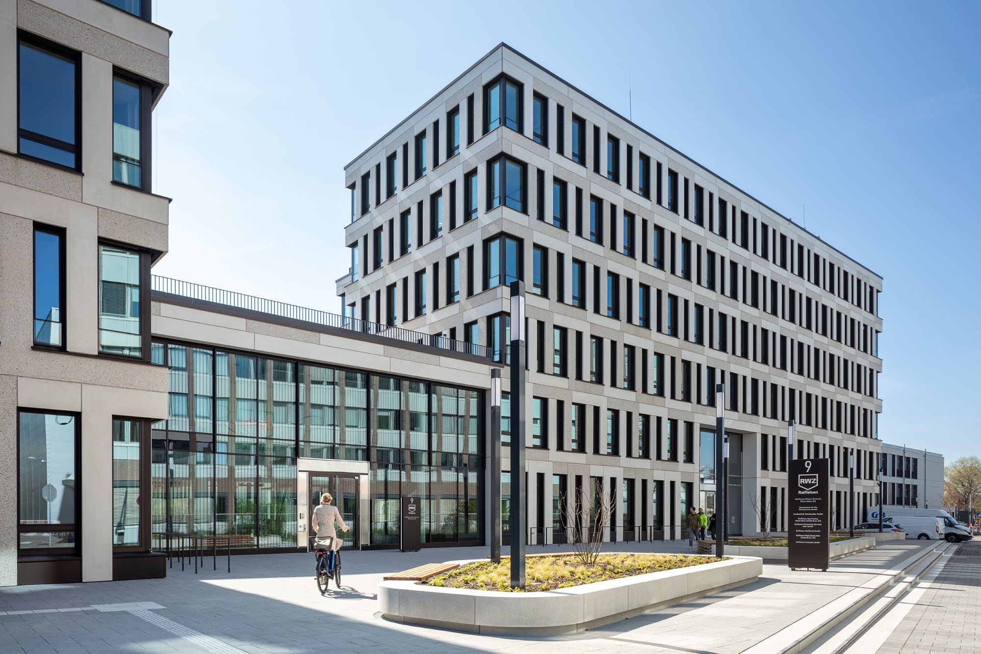 Eingangsbereich mit viel Fläche und moderner Gestaltung in den Reiterstaffel Offices Köln-Marienburg