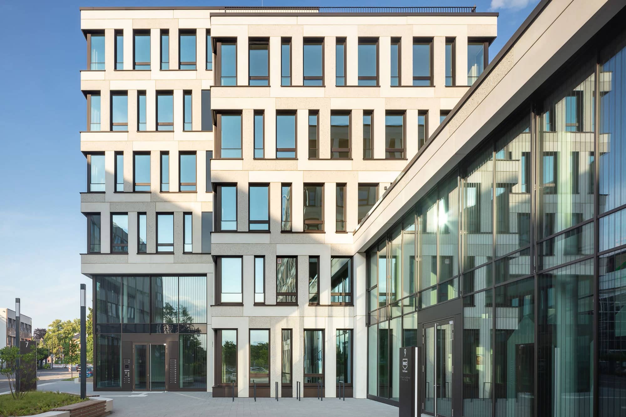 Eingangsbereich mit viel Fläche und moderner Gestaltung in den Reiterstaffel Offices Köln-Marienburg