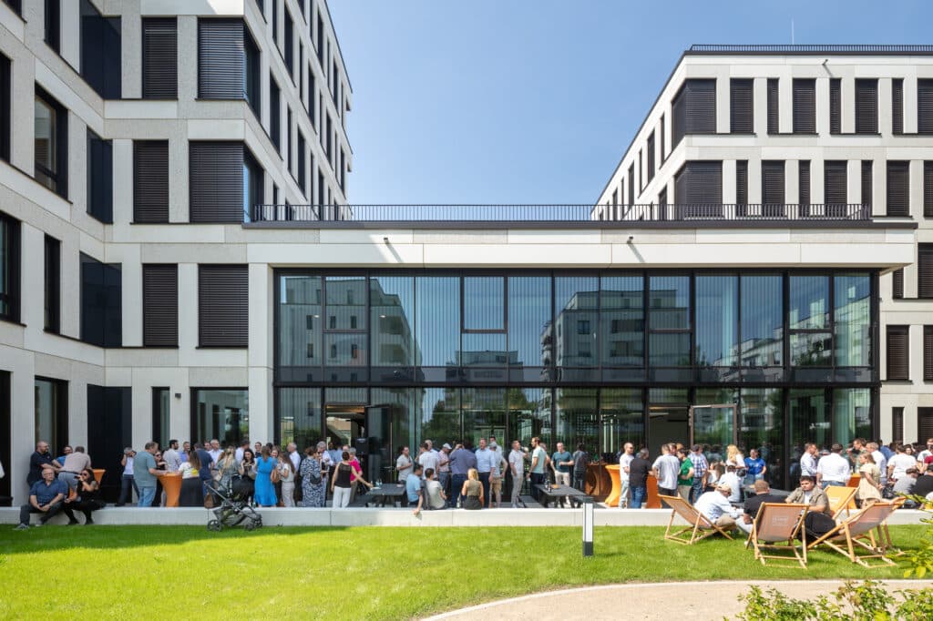 Aufenthaltsbereich im Freien mit Sitzgelegenheiten und Campuscharakter in den Reiterstaffel Offices Köln