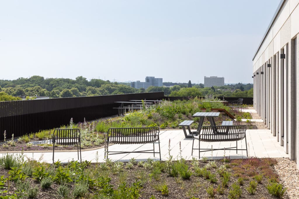 Großzügige Terrasse in den Reiterstaffel Offices Köln mit Sitzgelegenheiten und Ausblick ins Grüne