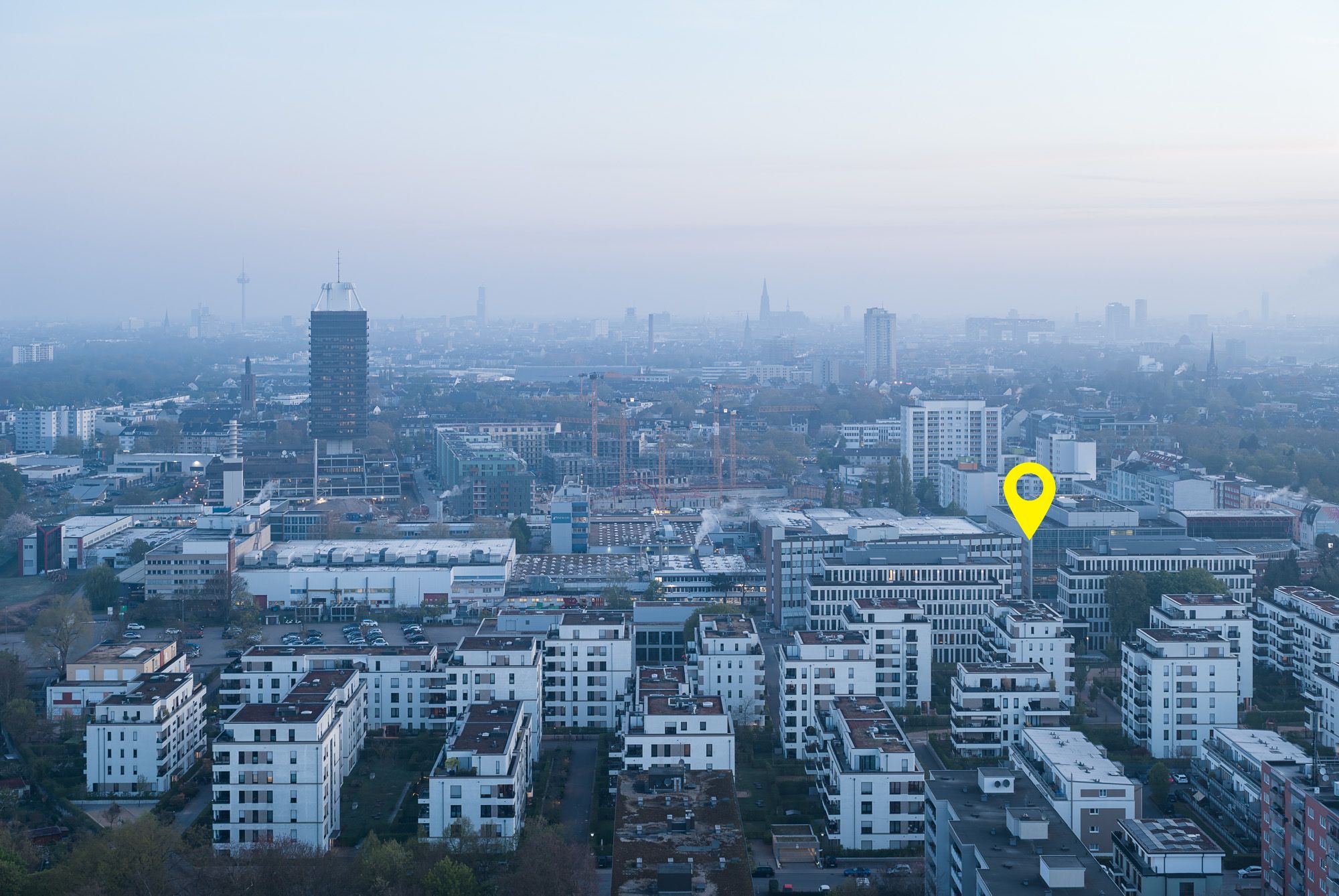 Drohnenaufnahme der Reiterstaffel Offices in Köln mit Standortmarkierung und Überblick über das Umfeld