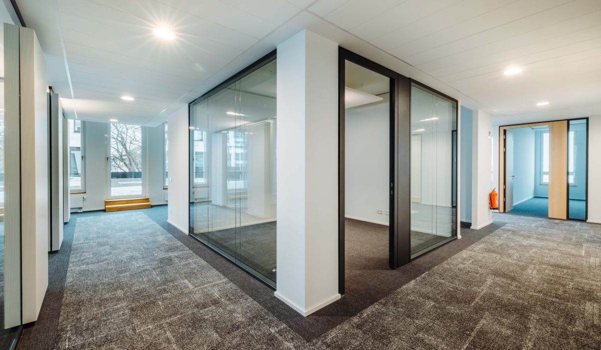 Moderner Besprechungsraum mit viel Tageslicht und großzügigen Fensterfronten in Köln-Marienburg