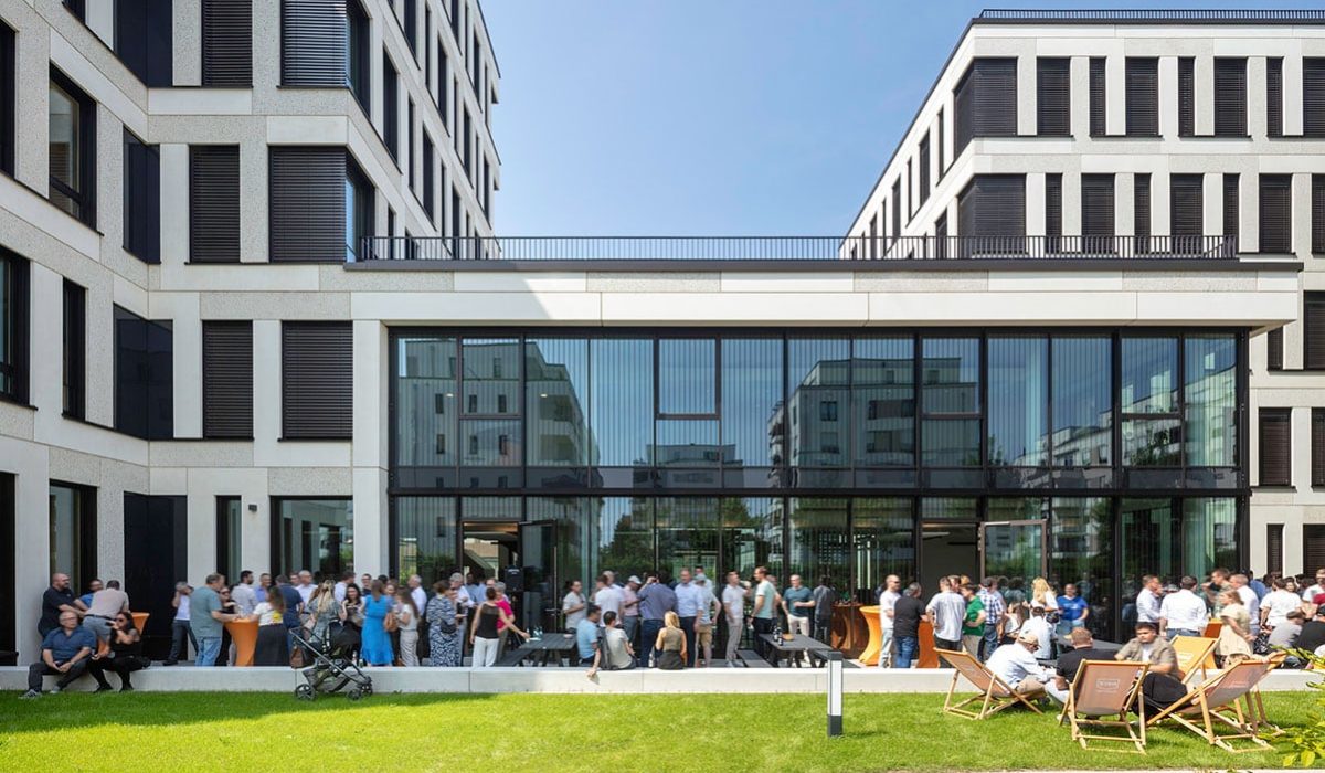 Reiterstaffel Offices - Gartenbereich des modernen Bürogebäudes in Köln Marienburg
