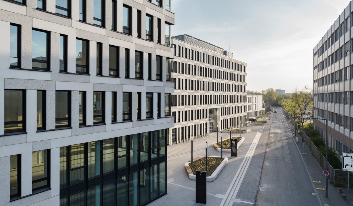 Außenansicht aus der Luft der Reiterstaffel Offices in Köln-Marienburg