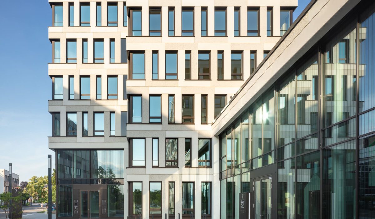 Eingangsbereich mit viel Fläche und moderner Gestaltung in den Reiterstaffel Offices Köln-Marienburg