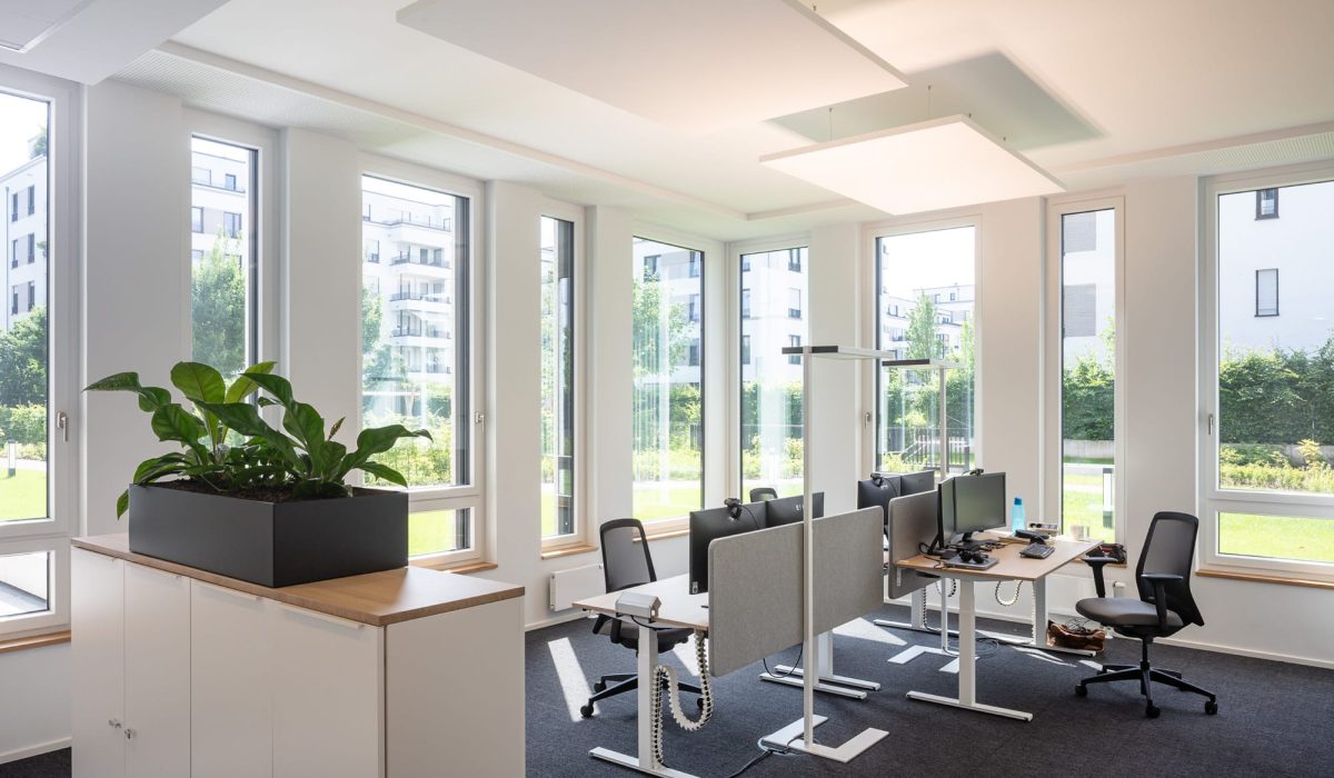 Helle Büroflächen mit modernen Arbeitsplätzen und großzügigen Fensterfronten in den Reiterstaffel Offices Köln