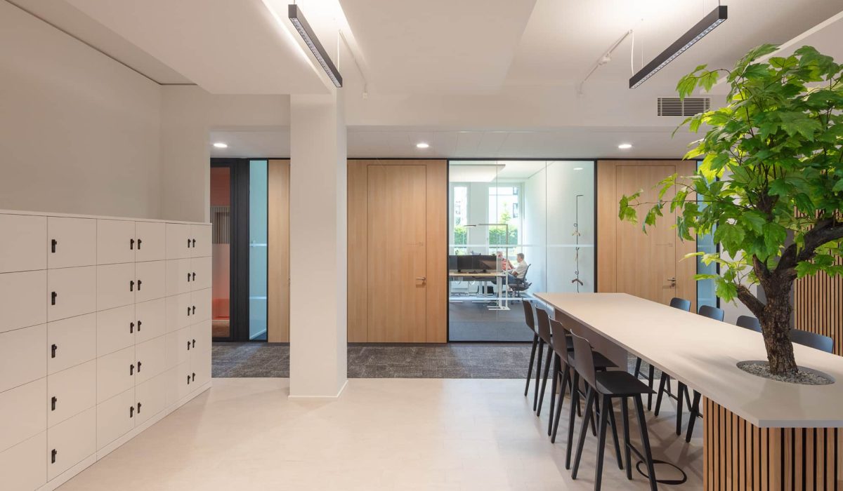 Arbeitsbereich mit Schließfächern und Konferenztisch in den Reiterstaffel Offices Köln mit moderner Ausstattung