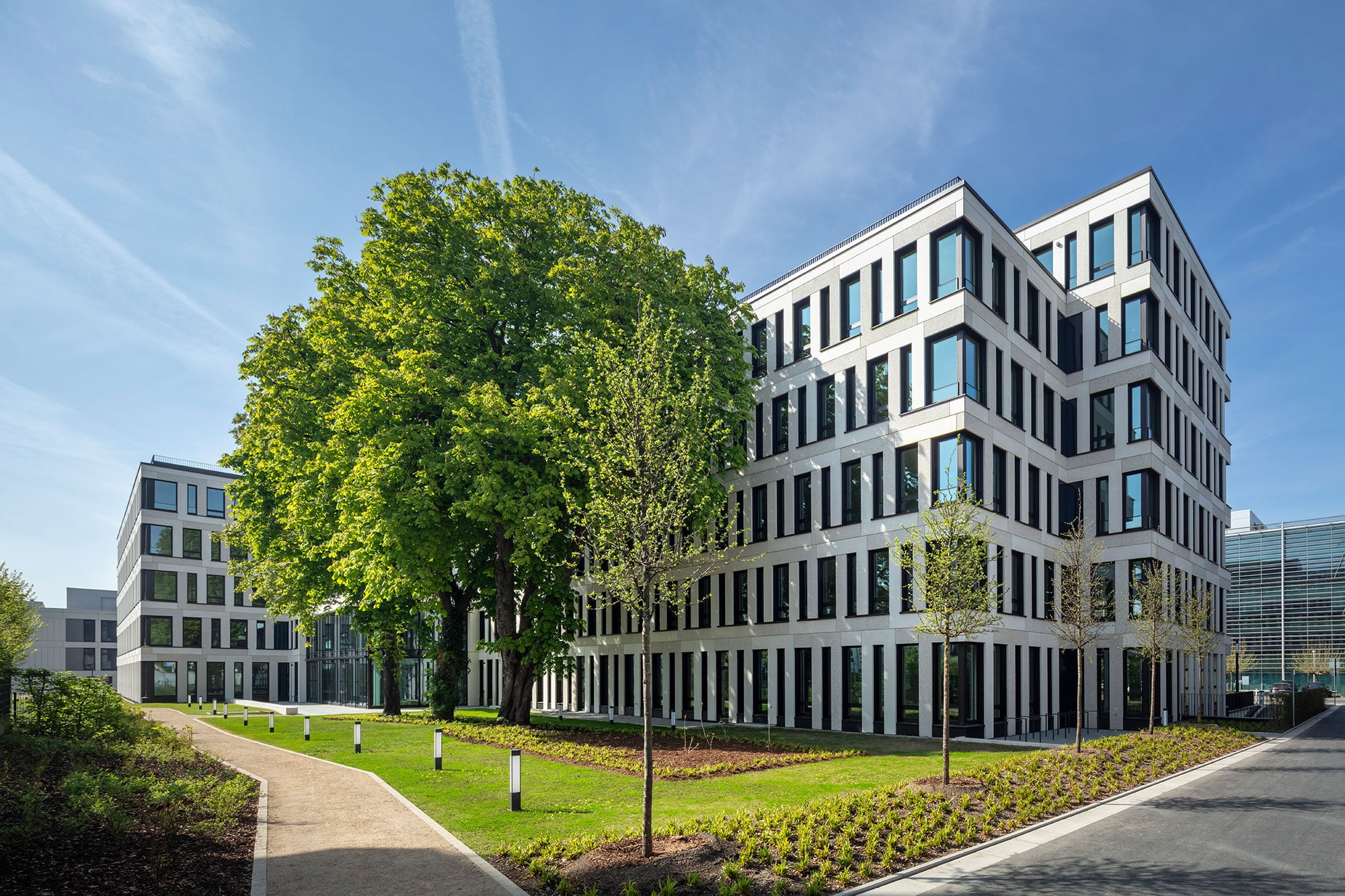Reiterstaffel Offices - Perspektive auf die Außenansicht des neuen Bürogebäudes mit einladender Dachterrasse