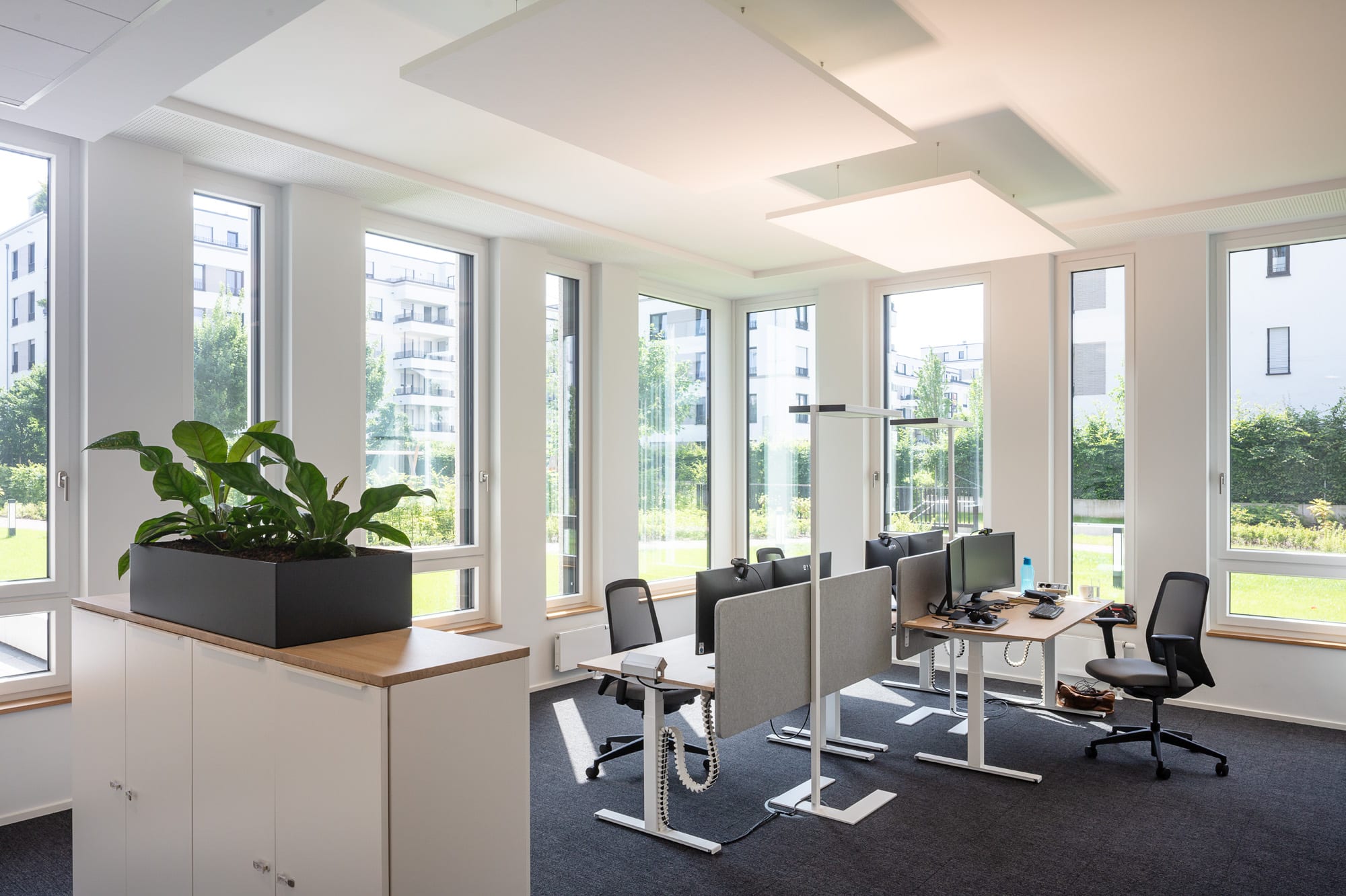 Helle Büroflächen mit modernen Arbeitsplätzen und großzügigen Fensterfronten in den Reiterstaffel Offices Köln